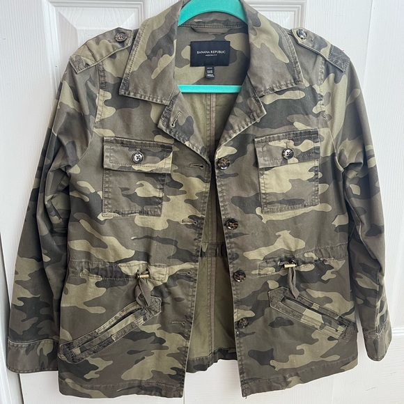 Banana Republic Jackets & Blazers - BANANA REPUBLIC Camo Jacket